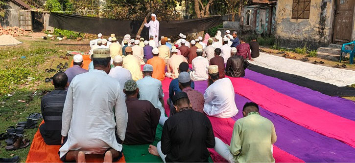 পাথরঘাটায় সৌদি আরবের সাথে মিল রেখে ঈদের নামাজ আদায়